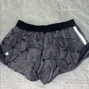 lululemon Hotty Hot 2.5” Short black & white